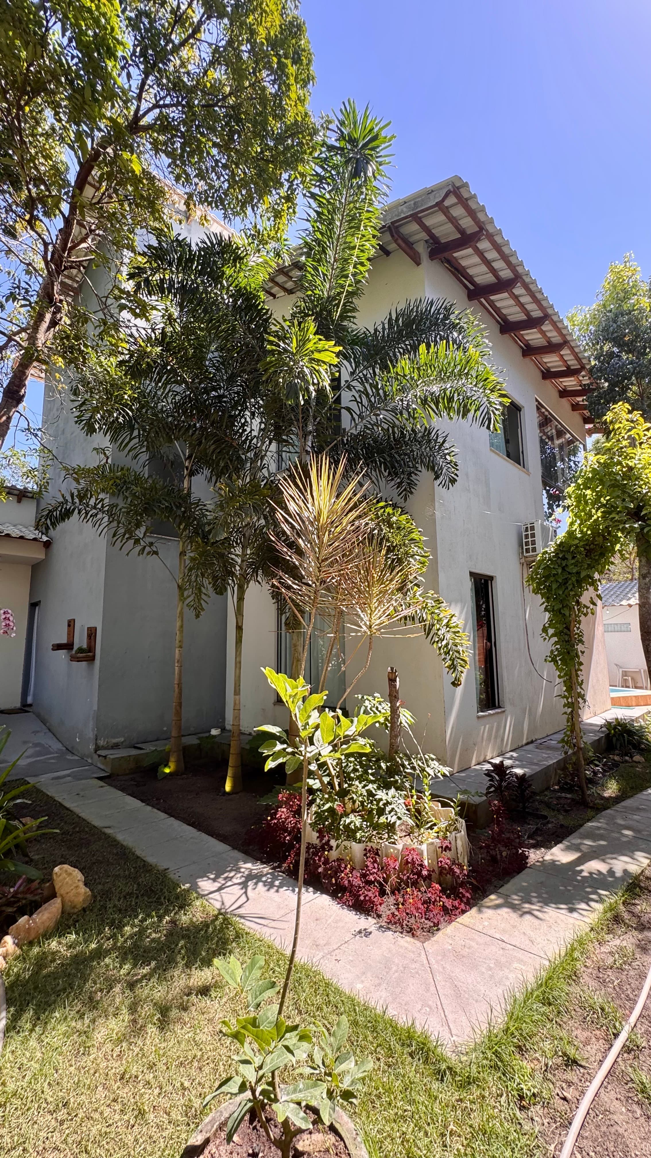 Oportunidade Estratégica: Casa com 4 Fontes de Renda a 60 Segundos do Mar
