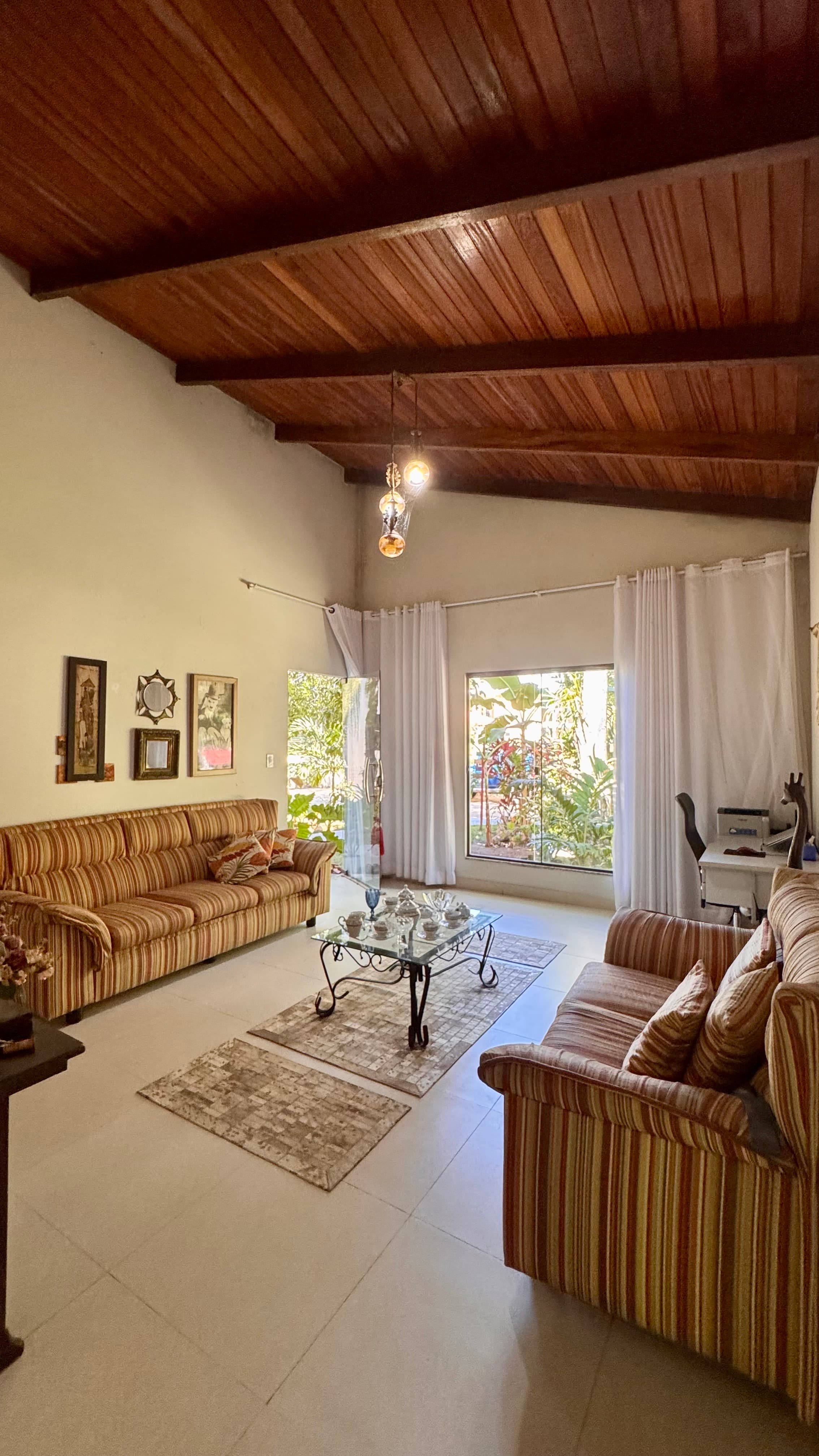 Oportunidade Estratégica: Casa com 4 Fontes de Renda a 60 Segundos do Mar