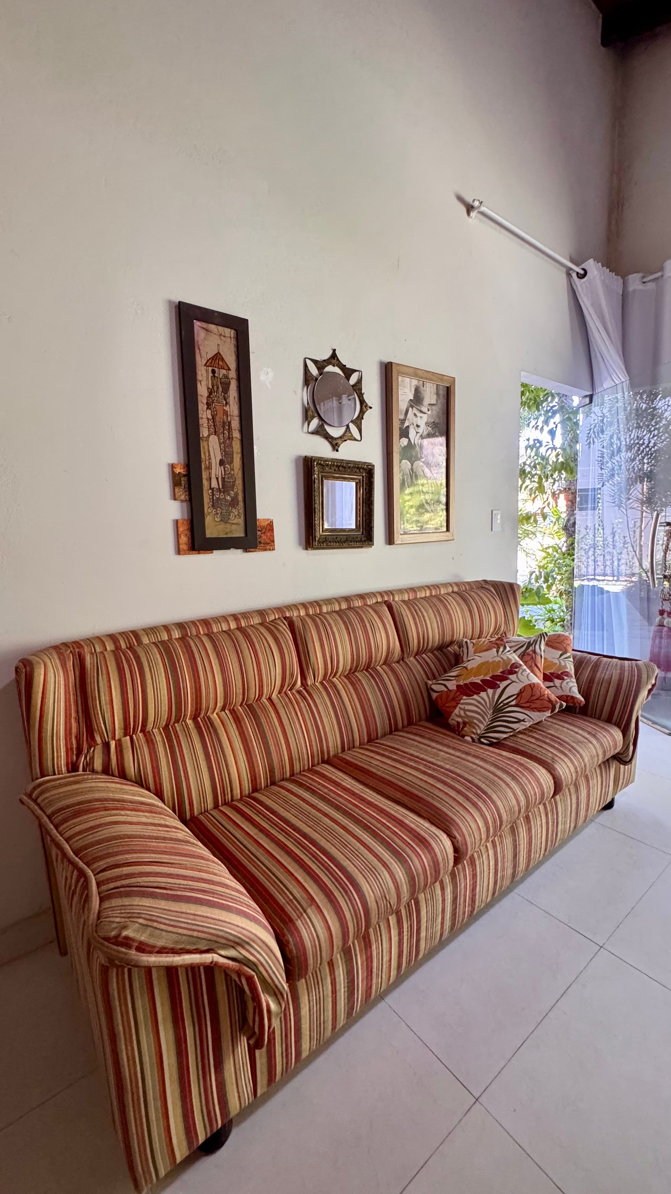 Oportunidade Estratégica: Casa com 4 Fontes de Renda a 60 Segundos do Mar