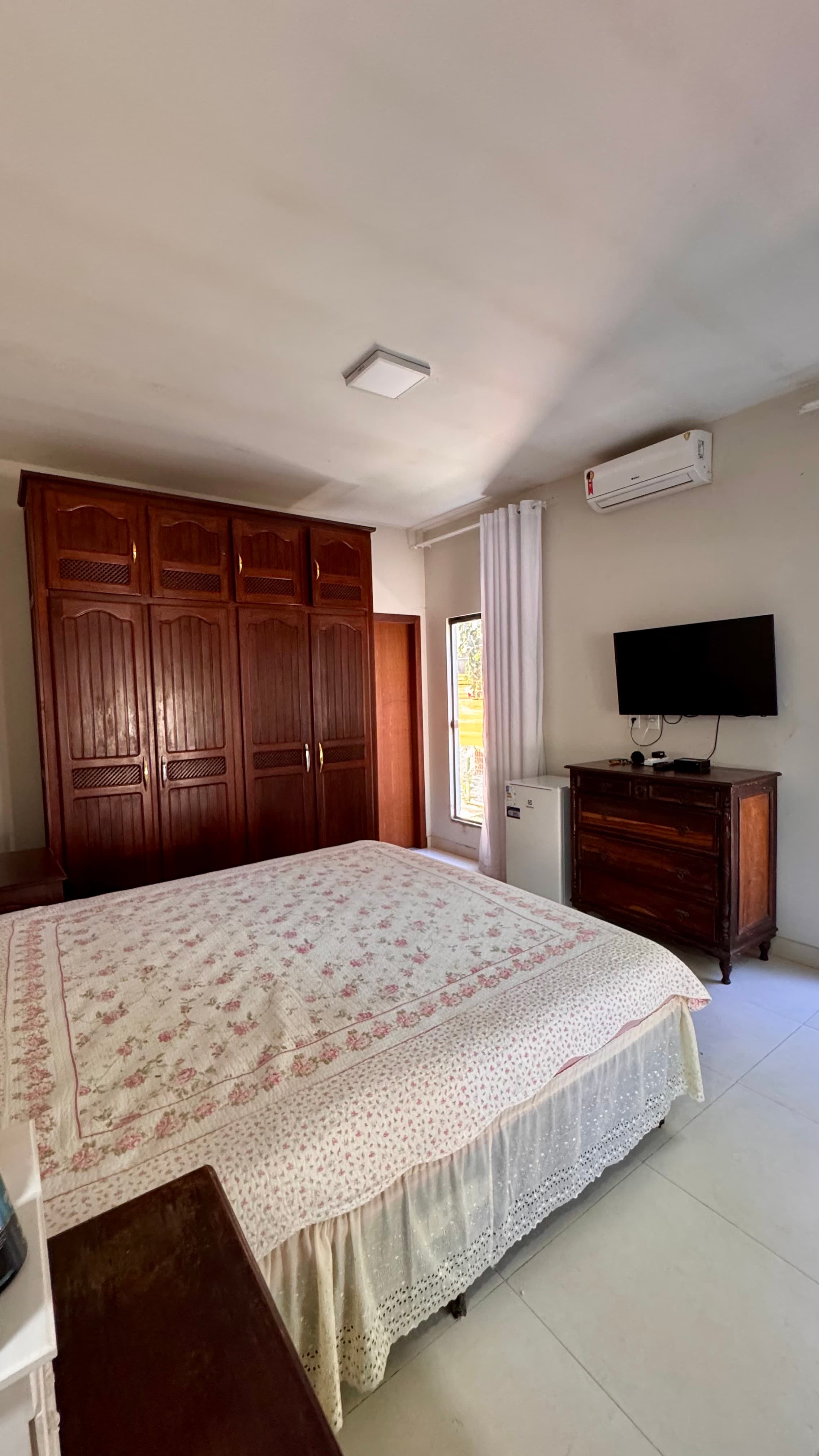 Oportunidade Estratégica: Casa com 4 Fontes de Renda a 60 Segundos do Mar